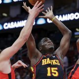 Clint Capela (15) au reond contre Houston. KEYSTONE/AP/Michael Wyke